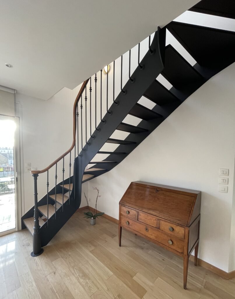 Aménagement intérieur avec installation d'un nouvel escalier par Eko Construction