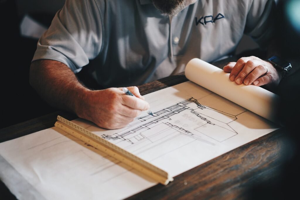 architecte réalisant un plan