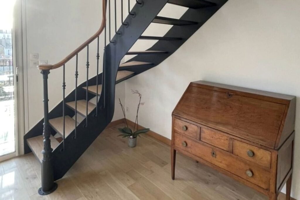 Rénovation par Eko Construction avec installation d'un escalier bois et métal dans une style classique